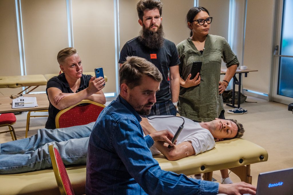 Elektroliza Przezskórna (znana też jako “percutaneous needle electrolysis”, “EPI” lub “epte”) od lat zdobywa popularność w leczeniu schorzeń mięśniowo-szkieletowych. Do tej pory jednak dobór parametrów leczenia (natężenie, czas, liczba impulsów) opierał się głównie na ustalonych “protokołach”, a nie na twardych danych naukowych.